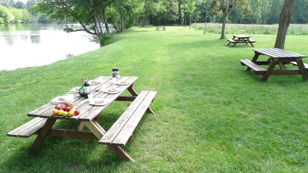 Au Pied Du Chateau - 5 A 11 Personnes - Baignade-Canoe-Piste Cyclable A 100 M Castelnaud La Chapelle Kültér fotó